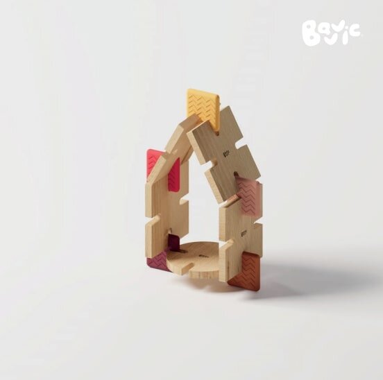 Esempio di costruzione di una casa con i blocchi di legno Bavvic