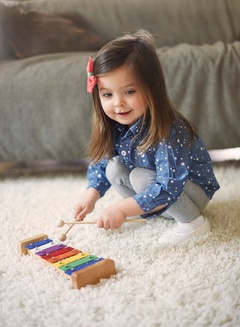 Bambina che gioca con xilofono